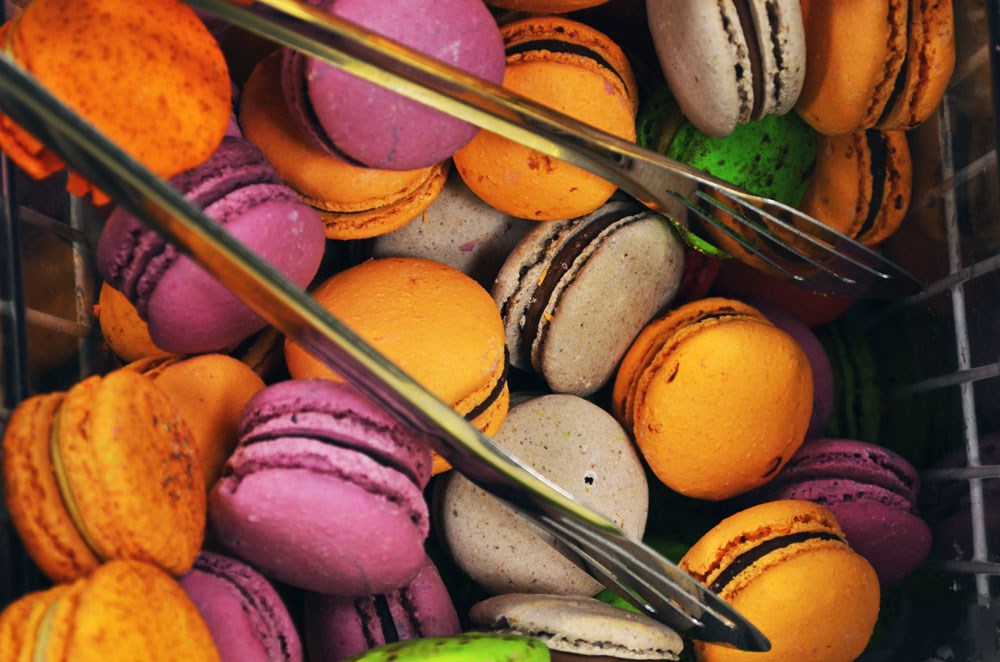 loose coloured macaroons and tongs